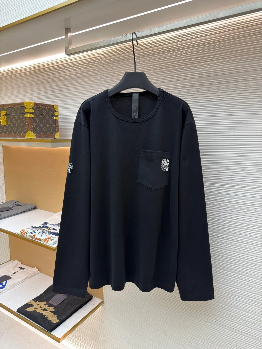 Chrome Hearts pocket embroidered long T-shirt ●Original version: purchased and developed for 5999 ●Item number: 1681980-A35 ●Fabric: brushed plain weave fabric ●Technology: embroidery production ●Color: black ●Version: loose fit ●Weight: about 390 grams ●Size: S-M-L-XL ●Description: The fabric is made of 32-count double yarn brushed plain weave cloth 240g, and the double-sided brushing process is particularly comfortable. It comes with 1x1 thread of 280g, Behringer embroidery is used for the embroidery, and lambskin molding and custom-made embossing abrasives are used for the leather label. The overall wiring is straight and delicate, the fabric is comfortable and soft, and the color is consistent without color difference. It can be matched with the same style to create a fashionable look and control various occasions. Customized accessories, complete with three standards, same style for men and women!